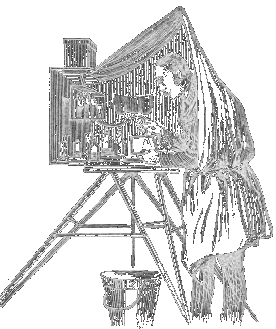 Gravure ancienne d'une personne en train de rincer une plaque dans une chambre noire de voyage sous un tissu et sur trépied